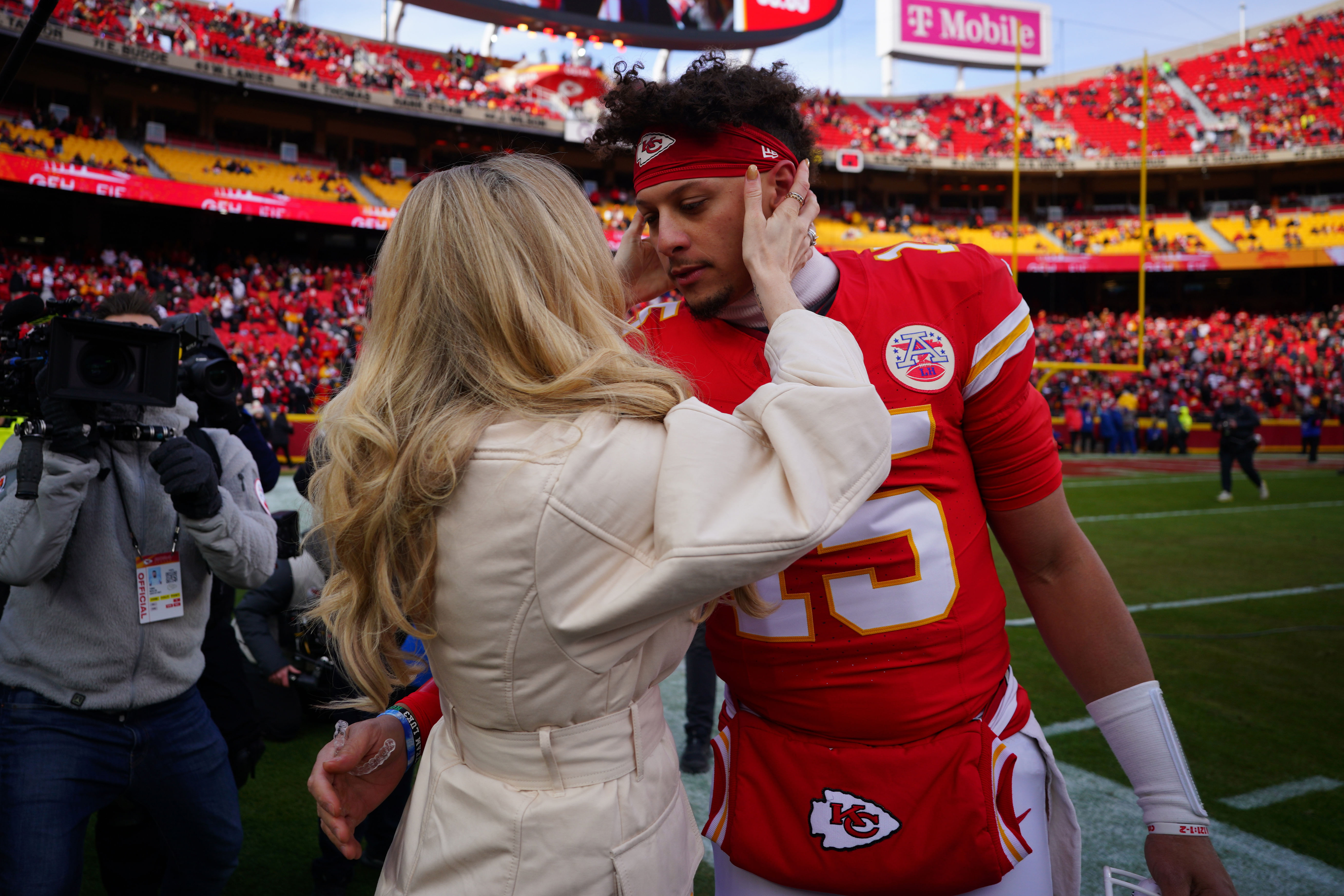 NFL: Kansas City Chiefs QB Patrick Mahomes (L) with his wife Brittany - Source: Imagn
